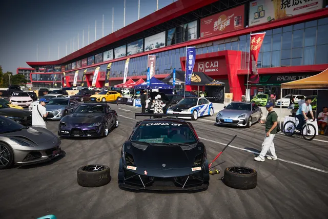 排位赛 & 车手签名会 & Car Show (周六)